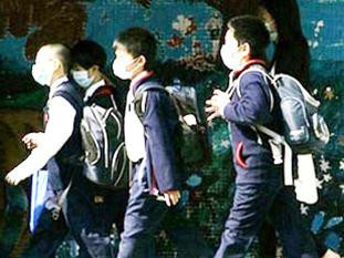 Học sinh Hong Kong đeo khẩu trang tới trường ngày 12/3