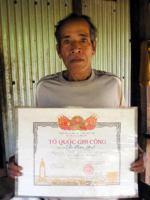 Rơ Chăm Grét (Y Rết) với tấm bằng Tổ quốc ghi công