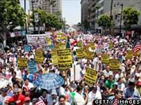 Những người ủng hộ việc cải tổ chính sách di trú đã tổ chức nhiều cuộc tuần hành lớn để biểu dương sức mạnh của người nhập cư Những người ủng hộ việc cải tổ chính sách di trú đã tổ chức nhiều cuộc tuần hành lớn để biểu dương sức mạnh của người nhập cư