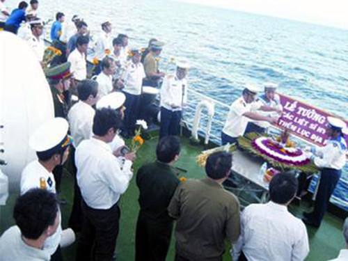 Thắp hương làm lễ tưởng niệm các chiến sỹ hy sinh ở Trường Sa (Ảnh do Thạc sĩ Thuyên cung cấp)
