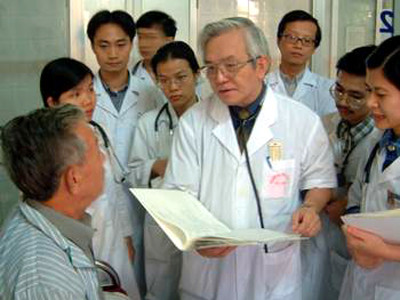 GS.TS Phạm Gia Khải (giữa). Ảnh: www.vietnamgateway.org