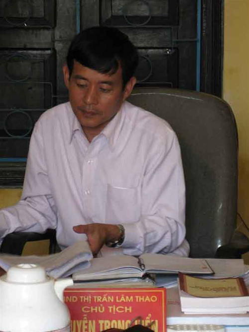 Ông Nguyễn Trọng Hiển - Chủ tịch UBND thị trấn Lâm Thao, nói có chỉ đạo của cấp trên