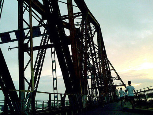 Cầu Long Biên dưới ống kính của nhiếp ảnh gia Douglas Jardine (Mỹ) - tác phẩm trưng bày tại Festival “Ký ức cầu Long Biên” Cầu Long Biên dưới ống kính của nhiếp ảnh gia Douglas Jardine (Mỹ) - tác phẩm trưng bày tại Festival “Ký ức cầu Long Biên”