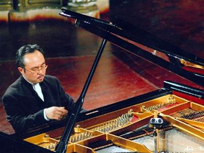 Đặng Thái Sơn đêm 27/2 ở Nhà hát Lớn. Ảnh: Trần Định Đặng Thái Sơn đêm 27/2 ở Nhà hát Lớn. Ảnh: Trần Định