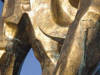 Sau một thời gian khánh thành, trên tượng đài xuất hiện nhiều vết nứt, gỉ