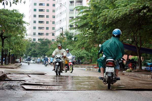 Dù đã ngớt mưa, nhưng đi lại trên đường phố Hà Nội vẫn rất nguy hiểm. Ảnh: Phan Kiền