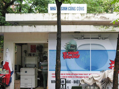 Nhà vệ sinh hay cửa hàng photocopy? Ảnh chụp tại NVS vườn hoa ĐH Công đoàn