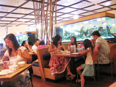 Trong một nhà hàng của người Việt tại Westminter Ảnh từ Internet