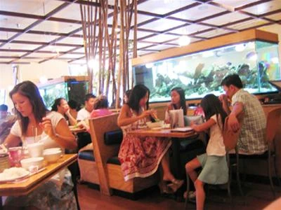 Trong một nhà hàng của người Việt tại Westminter Ảnh từ Internet