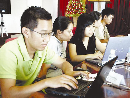 Các bạn trẻ tham gia tư vấn du học Mỹ trên Tiền Phong Online Ảnh: Phạm Yên