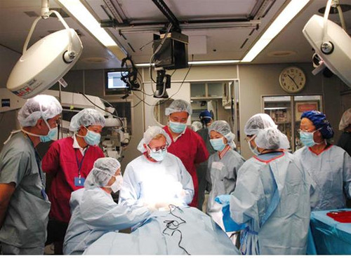 Các BS nhãn khoa VN đang học hỏi kinh nghiệm phẫu thuật tại Phòng mổ của Bệnh viện Bay