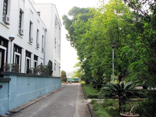 Khuôn viên Hội trường Ba Đình Khuôn viên Hội trường Ba Đình