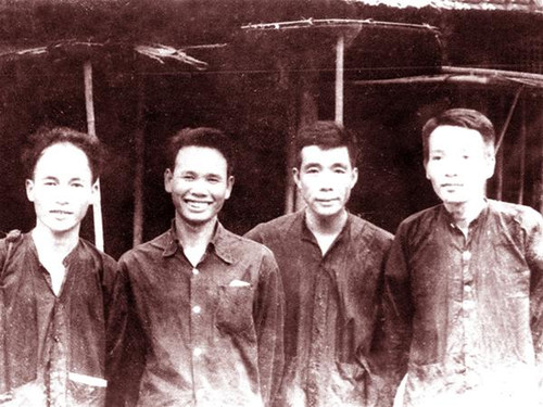Từ trái sang phải: Tô Hoài, Xuân Thủy, Nguyễn Huy Tưởng, Nam Cao