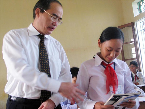 Bộ trưởng Bộ GD&ĐT Nguyễn Thiện Nhân nghe học sinh trường THCS xã Mỹ Thuận, Nam Định đọc bài. Bộ trưởng Bộ GD&ĐT Nguyễn Thiện Nhân nghe học sinh trường THCS xã Mỹ Thuận, Nam Định đọc bài.