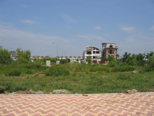 Khu đất này (quận Tây Hồ) sau khi đấu giá vẫn bị bỏ hoang, nhiều doanh nghiệp nợ đọng tiền đấu giá Khu đất này (quận Tây Hồ) sau khi đấu giá vẫn bị bỏ hoang, nhiều doanh nghiệp nợ đọng tiền đấu giá