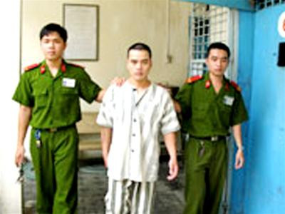 Công an đang đưa Khánh vào trại tạm giam