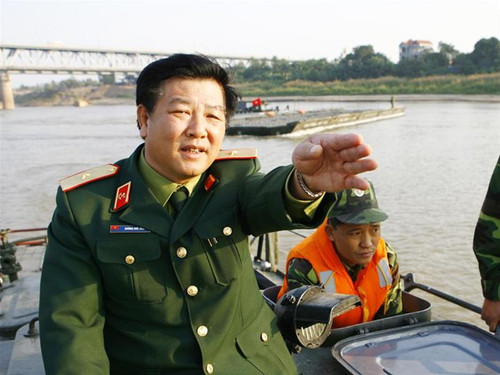 Thiếu tướng Dương Đức Hòa chỉ đạo lắp cầu phao chiều qua - Ảnh: H.V