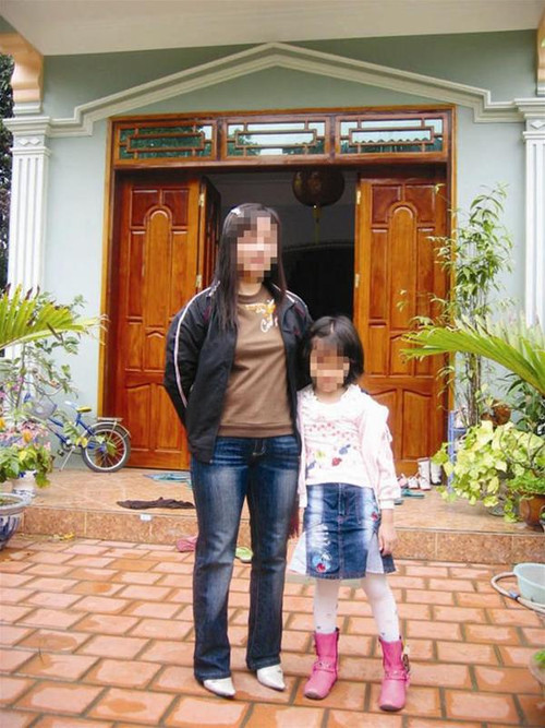 Mẹ con cô con gái cả trước ngôi nhà mới khánh thành