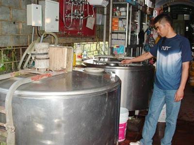 Một đại lý thu mua sữa cho nông dân ở Phù Đổng