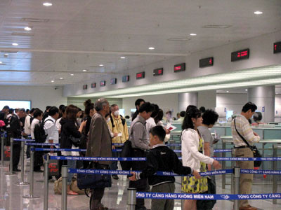Khách quốc tế đến sân bay Tân Sơn Nhất, TPHCM, sẽ được nhận khẩu trang chống virus H1N1. Ảnh Lê Nguyễn