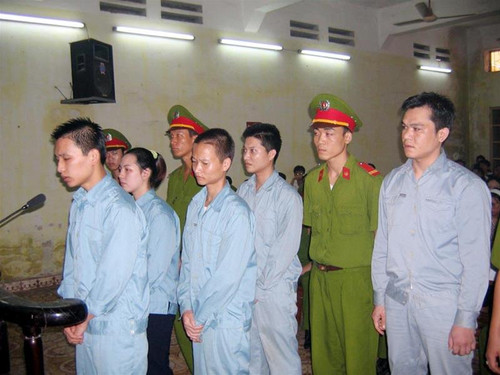 Các bị cáo ra trước tòa: Hoàng, Phương, Đoàn, Chưởng, Trung (theo thứ tự, từ phải sang).