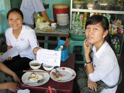 Học sinh trường Phan Đăng Lưu ăn cơm miễn phí đảm bảo chất lượng. Ảnh: PV Học sinh trường Phan Đăng Lưu ăn cơm miễn phí đảm bảo chất lượng. Ảnh: PV