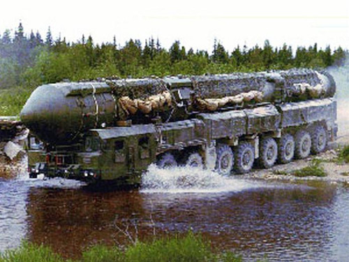 Tên lửa hạt nhân xuyên lục địa kiểu mới “Topol-M” của Nga dễ dàng vượt qua hệ thống NMD của Mỹ Tên lửa hạt nhân xuyên lục địa kiểu mới “Topol-M” của Nga dễ dàng vượt qua hệ thống NMD của Mỹ