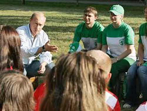 Tổng thống V.Putin (trái) nói chuyện với các thanh niên Nga
