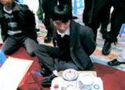 Khi bị bắt, Bảy Tuân trong bộ comple đen, giày đen bóng loáng Khi bị bắt, Bảy Tuân trong bộ comple đen, giày đen bóng loáng