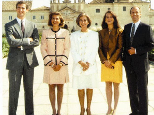 Từ phải qua trái: Vua Juan Carlos, Hoàng hậu Sofia, các Công chúa Elena, Cristina và Hoàng tử Felipe