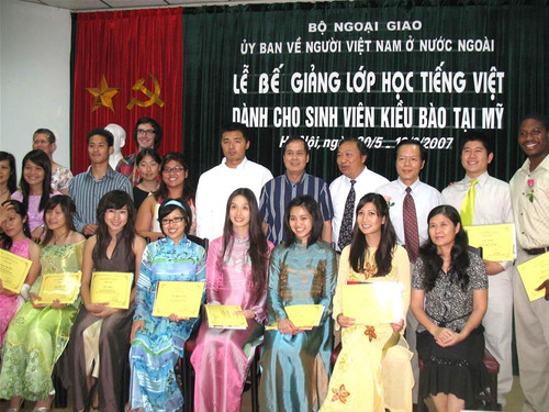 Các em học sinh, sinh viên kiều bào Mỹ vui mừng khi nhận chứng chỉ kết thúc khoá học tiếng Việt. Ảnh: Lan Anh