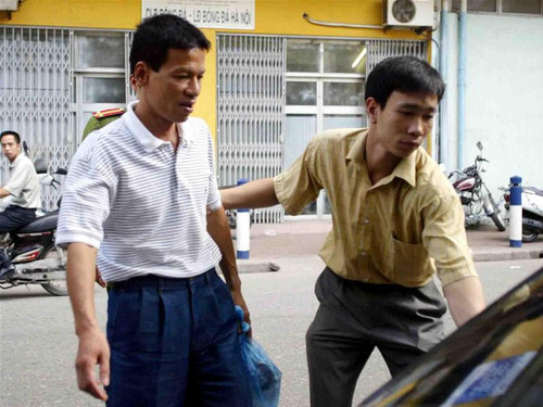 Sau khi lên xe, ông Toàn đã bật khóc. Ảnh: Đức Huy