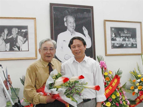 Đồng chí Dương Xuân Nam - Tổng Biên tập báo Tiền Phong tặng hoa chúc mừng nghệ sĩ nhiếp ảnh Mai Nam