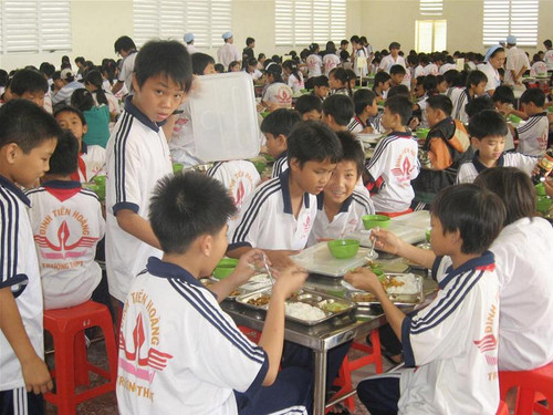 Học sinh ăn trưa tại bếp ăn của trường THPT ĐInh Tiên Hoàng