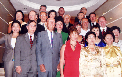 Bác sĩ Dũng Trương (thứ 2 hàng đầu từ trái qua) tại hội nghị thần kinh học ở Mông Cổ tháng 8/2006. Ảnh: Thanh Niên