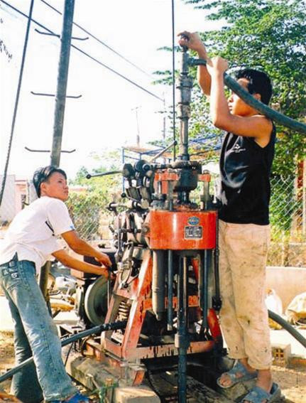 Người dân huyện Buôn Đôn tỉnh Đăk Lăk thuê máy khoan giếng với giá cả chục triệu đồng, nhưng có giếng cũng bị khô nước.