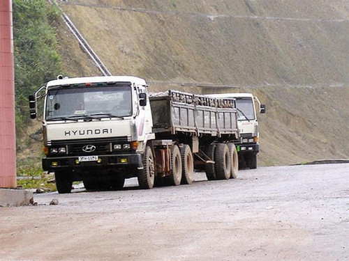 Những chiếc xe quá tải đang phá con đường Những chiếc xe quá tải đang phá con đường