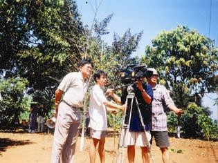 Đạo diễn Trần Vịnh (cầm loa) đang chỉ đạo diễn xuất Đạo diễn Trần Vịnh (cầm loa) đang chỉ đạo diễn xuất