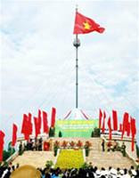 Lá cờ Tổ quốc rộng 96m2 được kéo lên đỉnh cột kỳ đài.