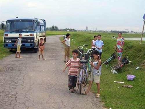 Xe rác bị người dân chặn lại Xe rác bị người dân chặn lại