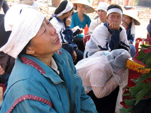 Nỗi đau xé lòng của các thân nhân người bị nạn. Ảnh: Nguyễn Tú