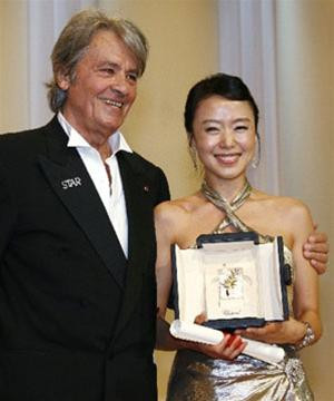Jeon Do-yeon nhận Cành cọ vàng từ tay huyền thoại điện ảnh Alain Delon