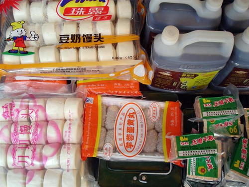 Thực phẩm trôi nổi Trung Quốc bày bán tràn lan