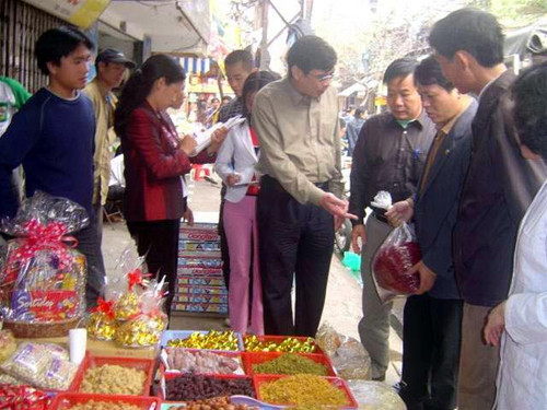 Tịch thu hạt dưa trên phố Hàng Buồm Tịch thu hạt dưa trên phố Hàng Buồm