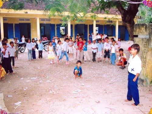 Cháu Phước (phải) hàng ngày chỉ dám đứng ở cổng trường xem các bạn học