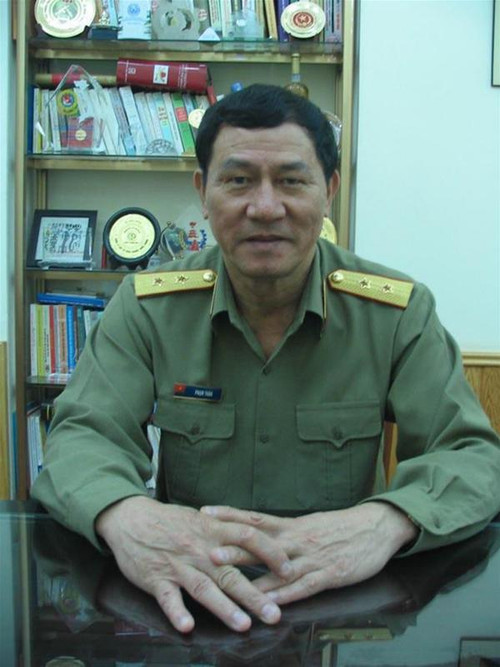 Trung tướng Phạm Tuân đang kể chuyện đời mình Trung tướng Phạm Tuân đang kể chuyện đời mình