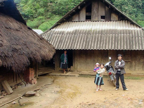 Nụ cười đã trở lại với trẻ em bản Thôm.