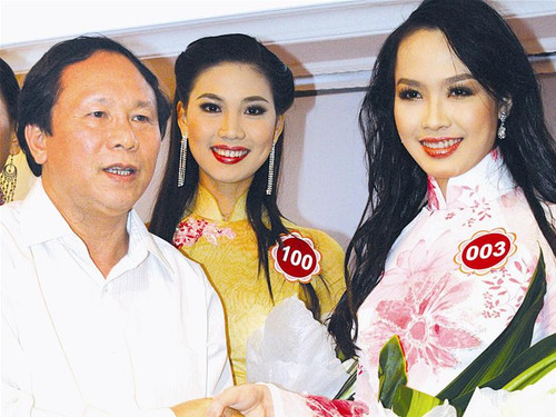 Tổng biên tập báo Tiền phong, nhà thơ Dương Kỳ Anh tặng hoa cho các thí sinh