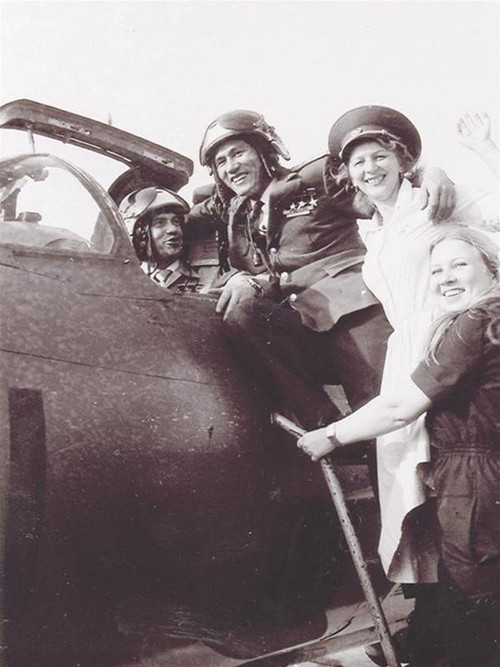 Anh hùng Phạm Tuân với các bạn Nga tại Đoàn Không quân Sao Đỏ năm 1981 - Ảnh: Phạm Yên Anh hùng Phạm Tuân với các bạn Nga tại Đoàn Không quân Sao Đỏ năm 1981 - Ảnh: Phạm Yên