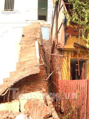 Phần cầu thang của nhà bà Dương Thị Kim Thu bị đất lở làm cắt rời khỏi nhà chính hơn 1m. Ảnh : Phạm Tuyên